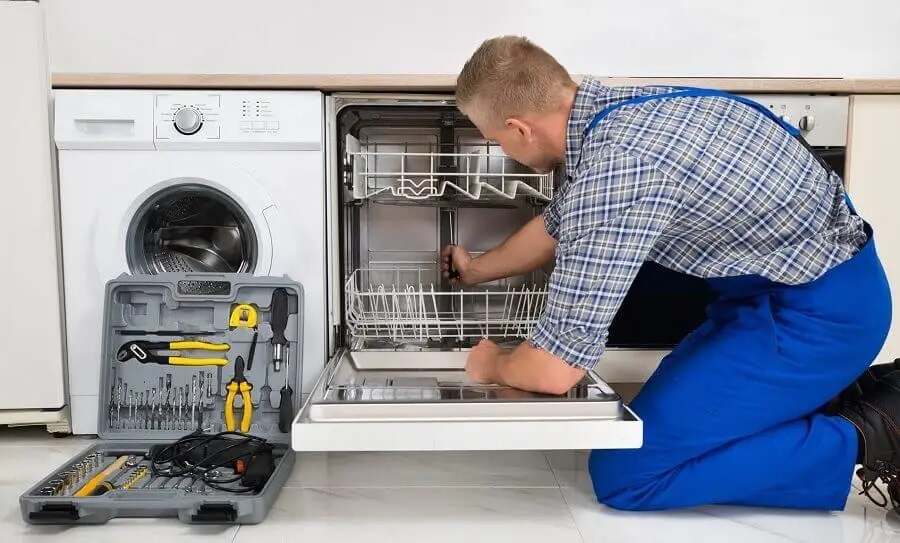 Altındağ Midea servisi teknisyen ekibi beyaz eşya tamiri yaparken